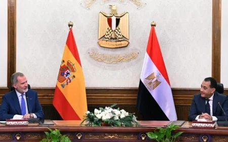 رئيس الوزراء يرحب بملك أسبانيا في مقر الحكومة المصرية