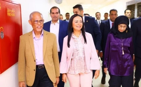 وزيرة التضامن ترافق وزير التنمية الاجتماعية من سنغافورة في جولة متخصصة بمستشفى الناس