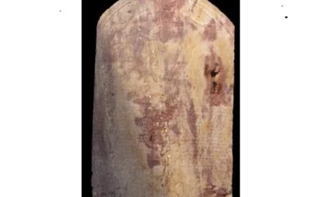 العثور على لوحة حجرية نادرة من مرسوم كانوب للملك بطليموس الثالث في الشرقية