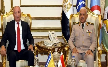 شاهد بالفيديو والصور: وزير الدفاع يناقش تعزيز التعاون العسكري مع نظيره البوسني