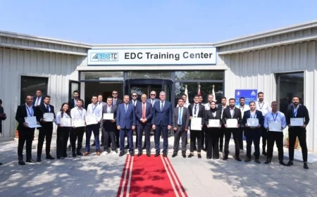 وزيرا البترول والعمل يكرمان الأوائل في دورات الخدمات البترولية بشهادات تقدير