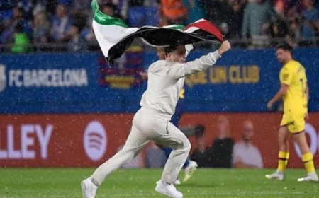 مشجع فلسطيني يرفع علم بلاده في اقتحام جريء لملعب برشلونة برسالة صامتة للعالم