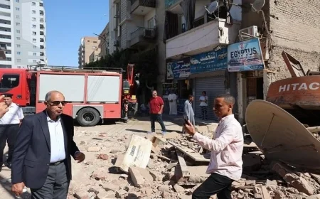 محافظ المنيا يعاين موقع انهيار منزل مهجور خلال عمليات الهدم