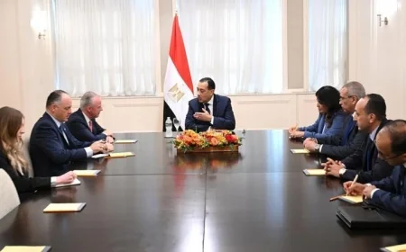 رئيس الوزراء يجتمع مع رئيس بوينج العالمية لتعزيز التعاون الاقتصادي