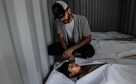 استشهاد 4 فلسطينيين وإصابات متعددة نتيجة قصف الاحتلال لمنزل في مخيم الشاطئ الفلسطيني