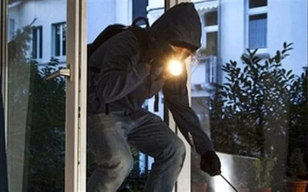 إحالة ثلاثة عاطلين للمحاكمة بتهمة سرقة الشقق بالتسلق في العجوزة