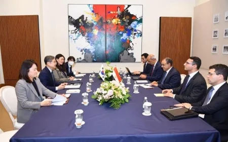 وزير الخارجية يلتقي نظيره الكوري الجنوبي لتعزيز وتطوير العلاقات الثنائية بين البلدين