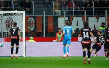 ميلان ينتزع صدارة الدوري الإيطالي بفوز مثير على نابولي 2-1