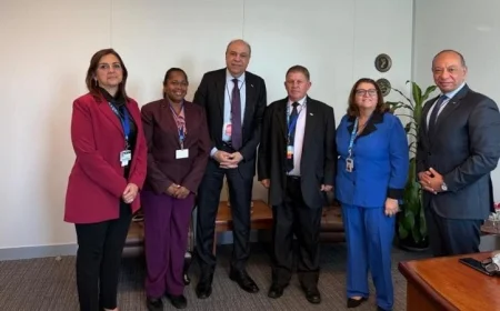 وزير الطيران يناقش مع وفد كوبا سبل توقيع اتفاقية جديدة للنقل الجوي