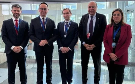 وزير الطيران يناقش تعزيز التعاون في النقل الجوي مع نظيره البولندي وزير البنية التحتية