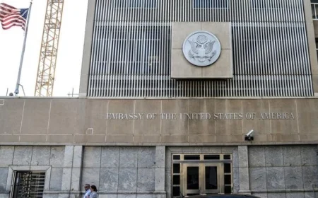 إسرائيليون يتجمعون أمام السفارة الأميركية لدعم خطة ترامب لغزة