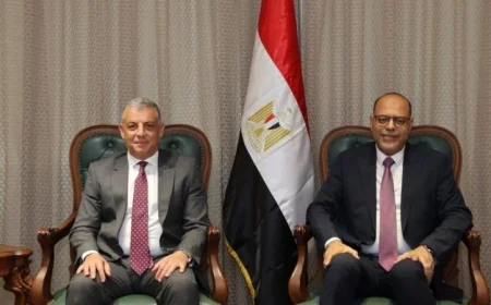 وزير العمل ومحافظ الإسماعيلية يناقشان تعزيز التعاون في الملفات المشتركة