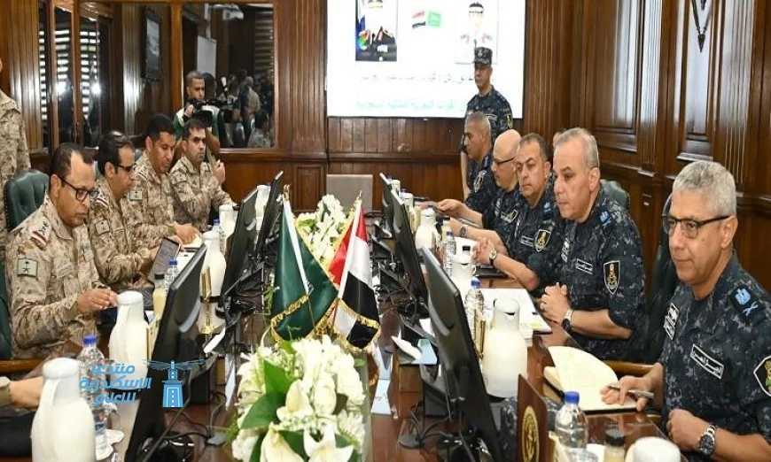 قائد القوات البحرية يناقش تعزيز التعاون مع رئيس أركان البحرية السعودية في صور حصرية