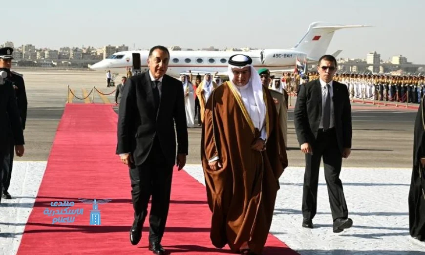 صور حصرية: رئيس الوزراء يرحب بولي عهد البحرين في مطار القاهرة الدولي