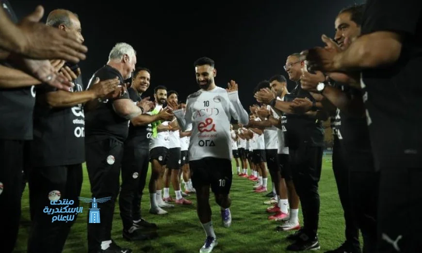 منتخب مصر يحتفي بمحمد صلاح كأفضل لاعب في إنجلترا عبر ممر شرفي رائع