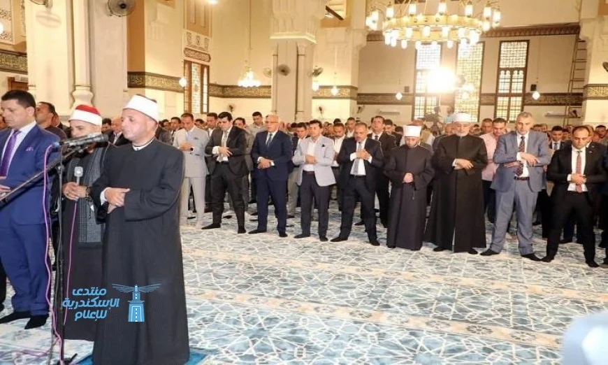 وزير الأوقاف يؤدي صلاة الجمعة بمسجد الفتح بالزقازيق بمشاركة محافظ الشرقية