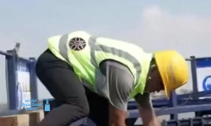 عمال الصين يتحدون حرارة الصيف بملابس مكيفة الهواء