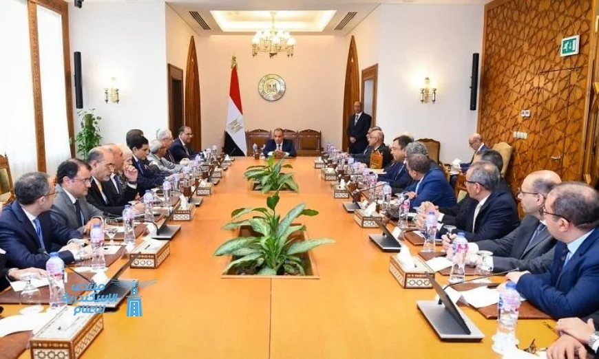 اجتماع وزير الخارجية مع قيادات الوزارة لتعزيز التطوير المؤسسي والأداء الفعّال