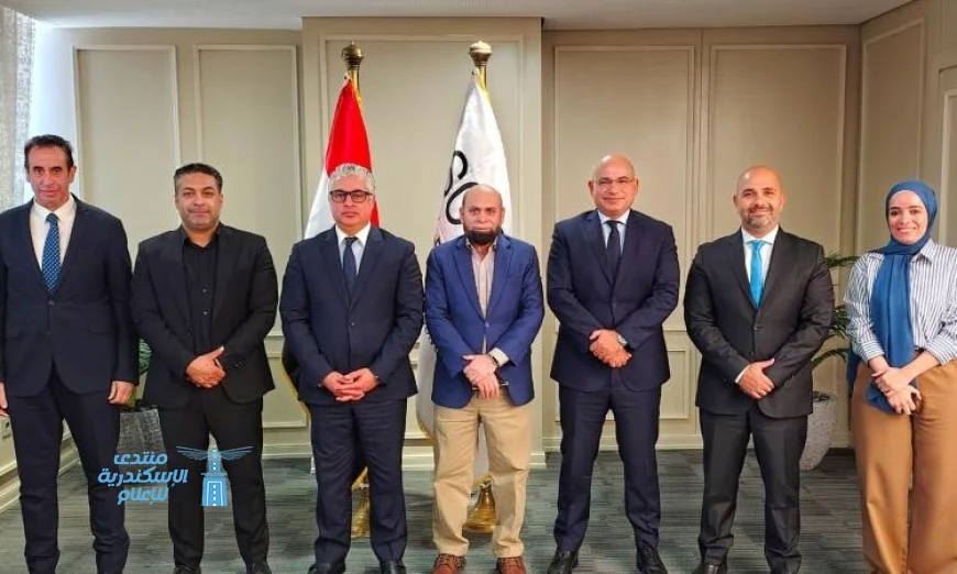 رئيس اقتصادية قناة السويس يبرم اتفاقًا جديدًا مع شركة باكستانية لتعزيز صناعة الملابس الجاهزة