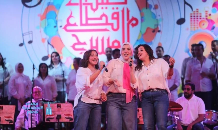 بالصور فرقة أعز الناس تحيي ساحة الهناجر بأغاني الزمن الجميل
