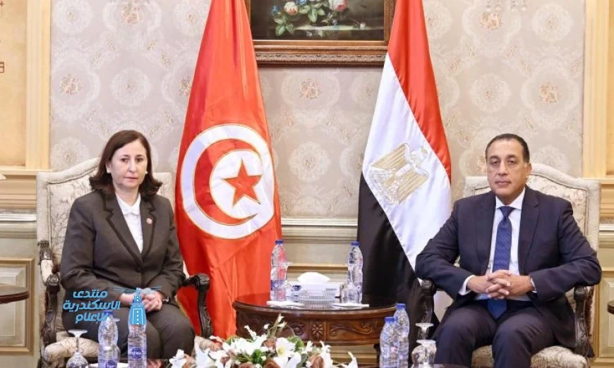 رئيس الوزراء المصري يرحب برئيسة الحكومة التونسية في مطار القاهرة الدولي