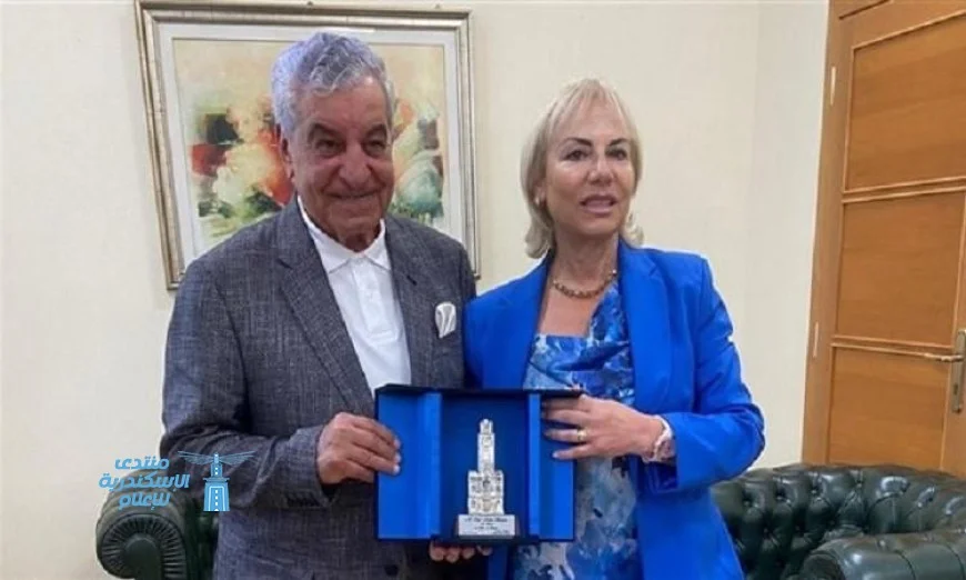بالصور زاهي حواس يحصل على مفتاح مدينة لاتينا ويقدم محاضرة جماهيرية مميزة