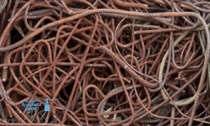 ضبط عامل خردة يسرق كابل كهربائي من عمود بالشرقية