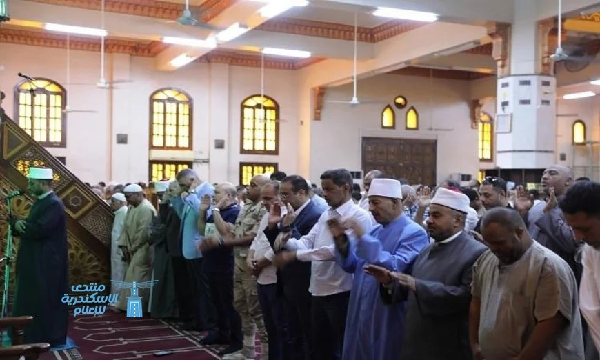 محافظ أسوان ينخرط في صلاة الجمعة بمسجد المطار ويستمع لاحتياجات أهالي المنطقة