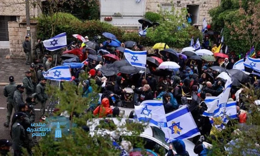 الآلاف يحتشدون أمام منزل نتنياهو احتجاجًا على التصعيد العسكري في غزة