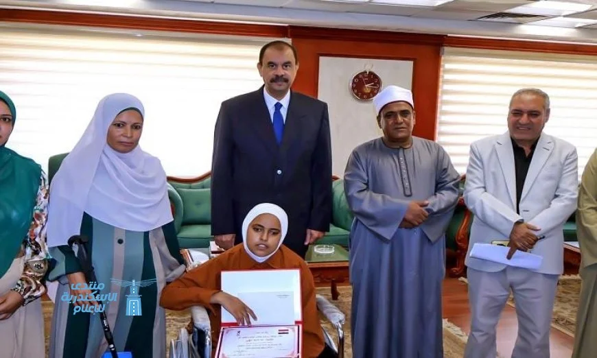 محافظ سوهاج يكرم الطالبة المتفوقة الأولى من المكفوفين في الإعدادية الأزهرية بنسبة نجاح 99.6%