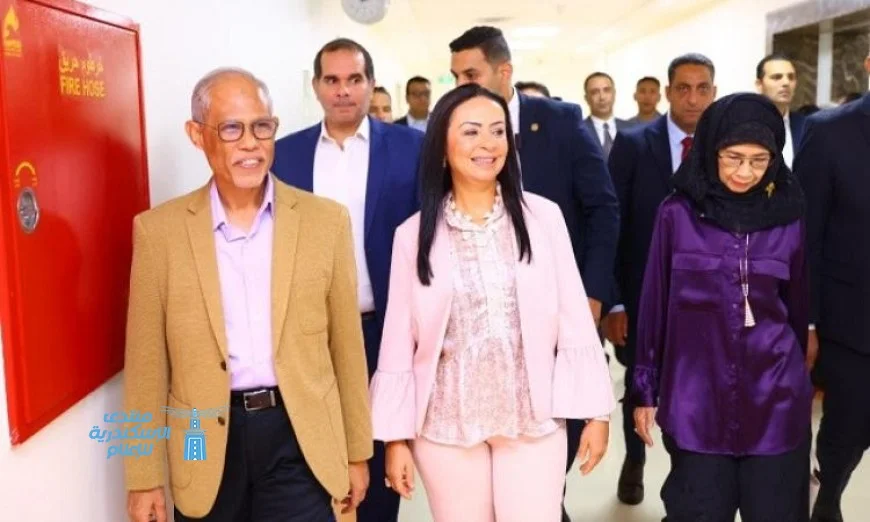 وزيرة التضامن ترافق وزير التنمية الاجتماعية من سنغافورة في جولة متخصصة بمستشفى الناس