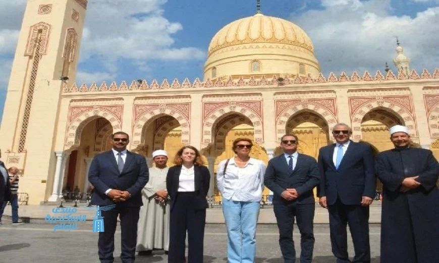محافظ الغربية يرافق السفير الفرنسي في جولة استكشافية داخل المسجد الأحمدي