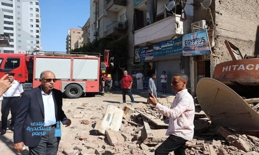 محافظ المنيا يعاين موقع انهيار منزل مهجور خلال عمليات الهدم