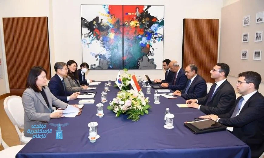 وزير الخارجية يلتقي نظيره الكوري الجنوبي لتعزيز وتطوير العلاقات الثنائية بين البلدين