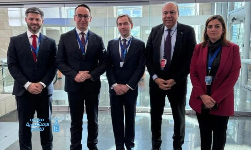 وزير الطيران يناقش تعزيز التعاون في النقل الجوي مع نظيره البولندي وزير البنية التحتية