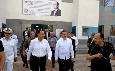 رئيس الوزراء يستعرض مركز طب الأسرة بقرية شمّا ويزور القوافل الطبية في أشمون بالصور