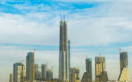 إضاءة البرج الأيقوني بالعاصمة الإدارية بعبارة وفرحت مصر بمناسبة 6 أكتوبر