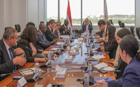 وزير الاستثمار يناقش مع وفد البنك الدولي تعزيز فرص الاستثمار الواعدة