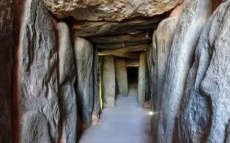 اكتشاف مقبرة صخرية عمرها 5000 عام مليئة بالمقتنيات الجنائزية في جنوب إسبانيا