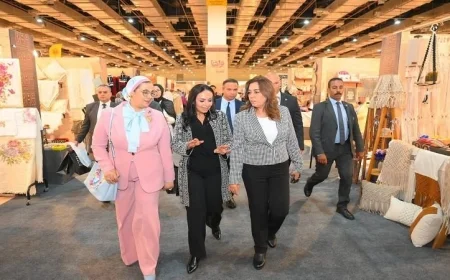 مرسي تزور جناح صندوق دعم الصناعات الريفية والبيئية في معرض تراثنا