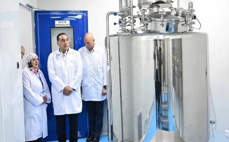 بالصور رئيس الوزراء يفتتح مصنع إنتاج الخامات الدوائية ومصنع المطهرات لتعزيز الصناعة المحلية