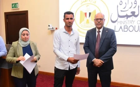 شاهد بالصور تسليم وزير العمل عقود فرص عمل جديدة في قطاع الزراعة بالأردن