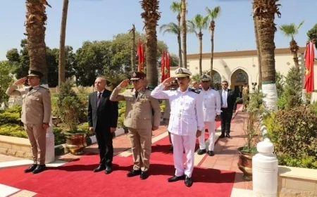 محافظ القاهرة وقائد المنطقة المركزية العسكرية يكرمان أبطال الوطن بوضع إكليل الزهور على مقابر الشهداء