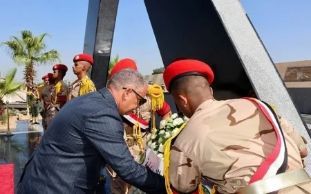 محافظ الإسماعيلية يكرم شهداء الجيش الثاني بوضع إكليل الزهور على النصب التذكاري