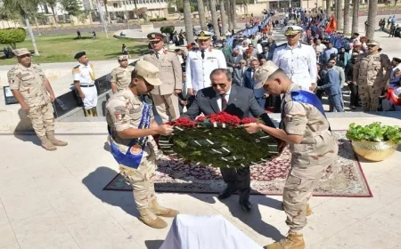 محافظ بورسعيد يكرم الابطال بوضع إكليل الزهور على النصب التذكاري في ميدان الشهداء