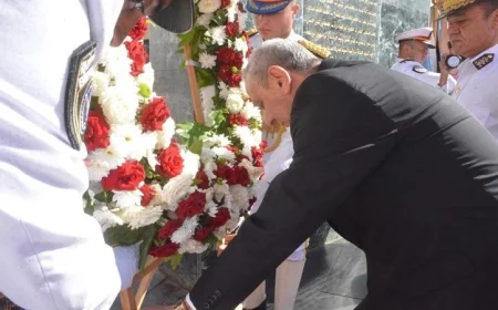 محافظ الغربية يُكرم شهداء الوطن بوضع إكليل الزهور على النصب التذكاري