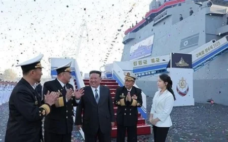 زعيم كوريا الشمالية يتفحص مدمرة بحرية جديدة مصممة لمعاقبة الأعداء