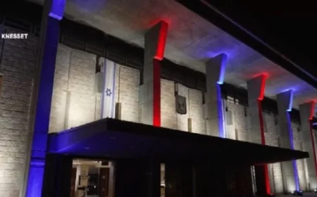 إضاءة مبنى الكنيست الإسرائيلي بألوان العلم الأمريكي احتفالاً بزيارة ترامب التاريخية