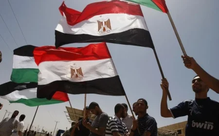 الأعلام المصرية ترفع في استقبال النازحين الفلسطينيين العائدين إلى الوطن