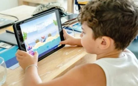 تحذير علمي جديد يشير إلى تأثير الشاشات على تحصيل الأطفال الدراسي منذ الطفولة
